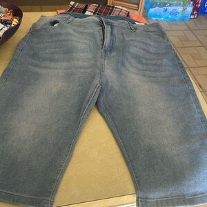 Cute detailed capris never worn